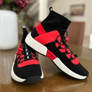 Alo yoga Women's Wanderer Sneaker size 8 cherry black